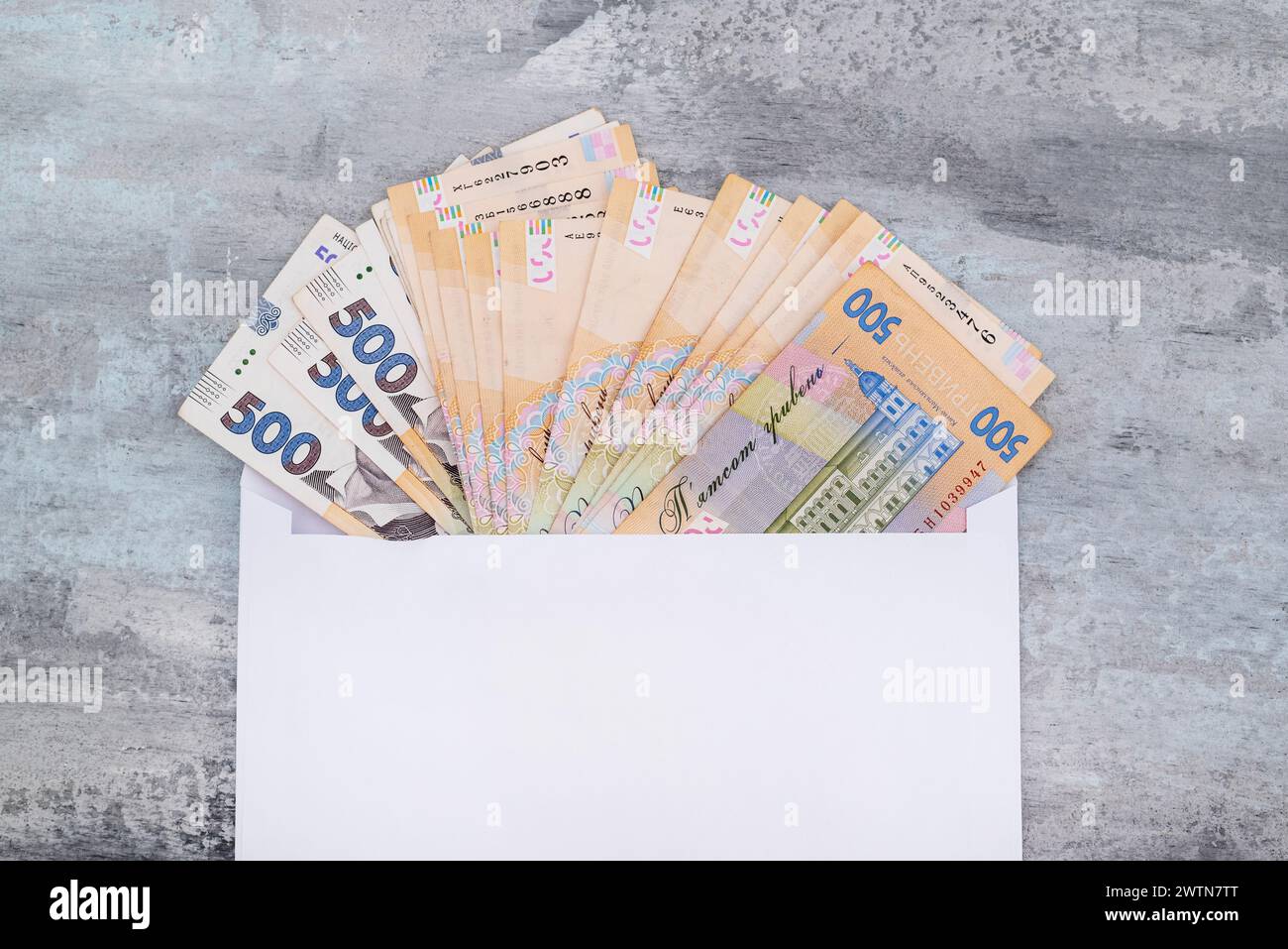 Hryvnia ukrainienne dans une enveloppe blanche sur un fond de pierre. Copie de l'espace. 500 hryvnias. Concept de paiement ou de corruption. Banque D'Images