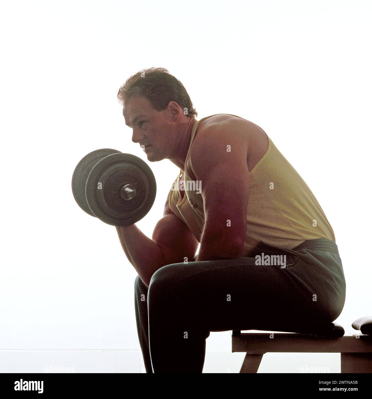 Jeune homme en sportswear en studio. Haltérophilie. Banque D'Images