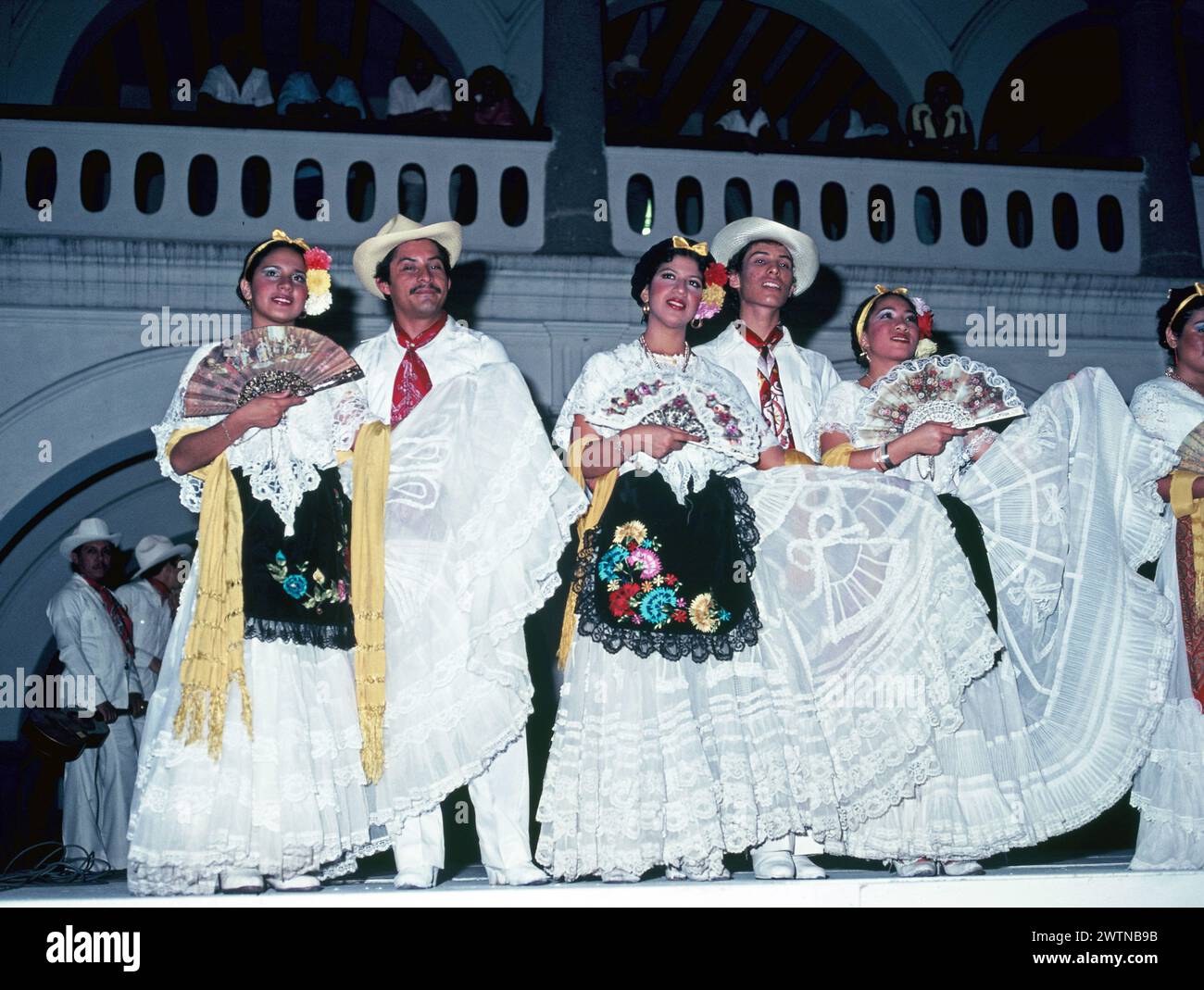 Mexique. Veracruz. Danseurs féminins et masculins sur scène au carnaval. Banque D'Images