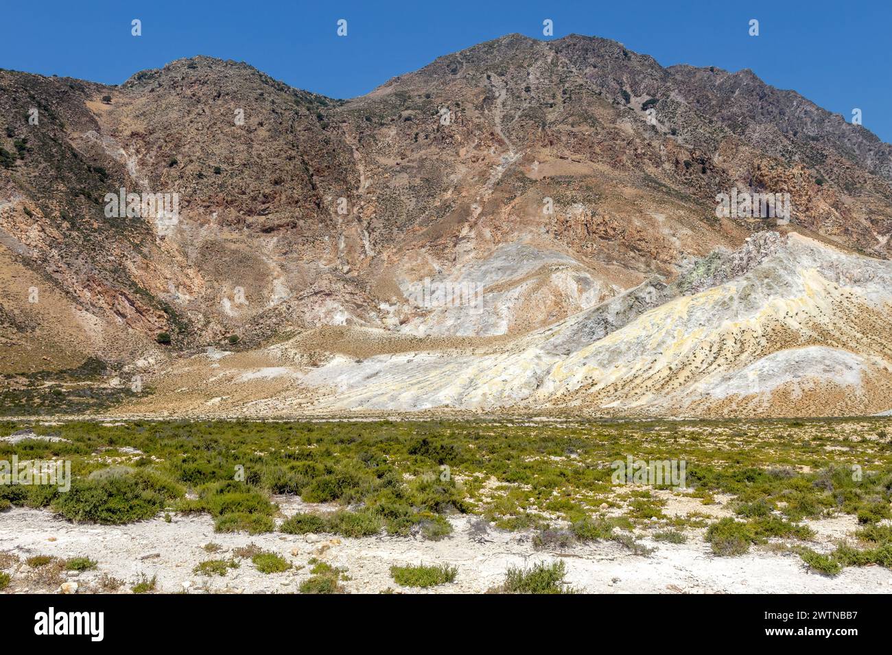 Vue partielle du cratère du volcan sur l'île Nisyros. Nisyros est fait par une éruption volcanique et toute l'île offre des vues surréalistes de paysage Banque D'Images