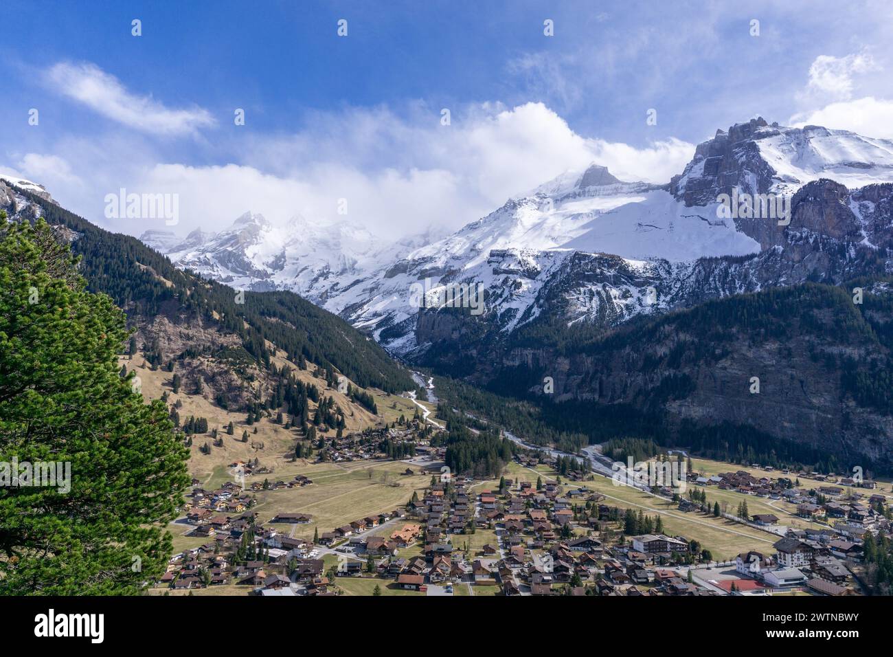 Kandersteg avec vue sur Oeschiwald (à Oeschinensee) et jusqu'à Fisialp, Innere & Üssere Fisistock et Doldenhorn, Oberland bernois, Suisse Banque D'Images
