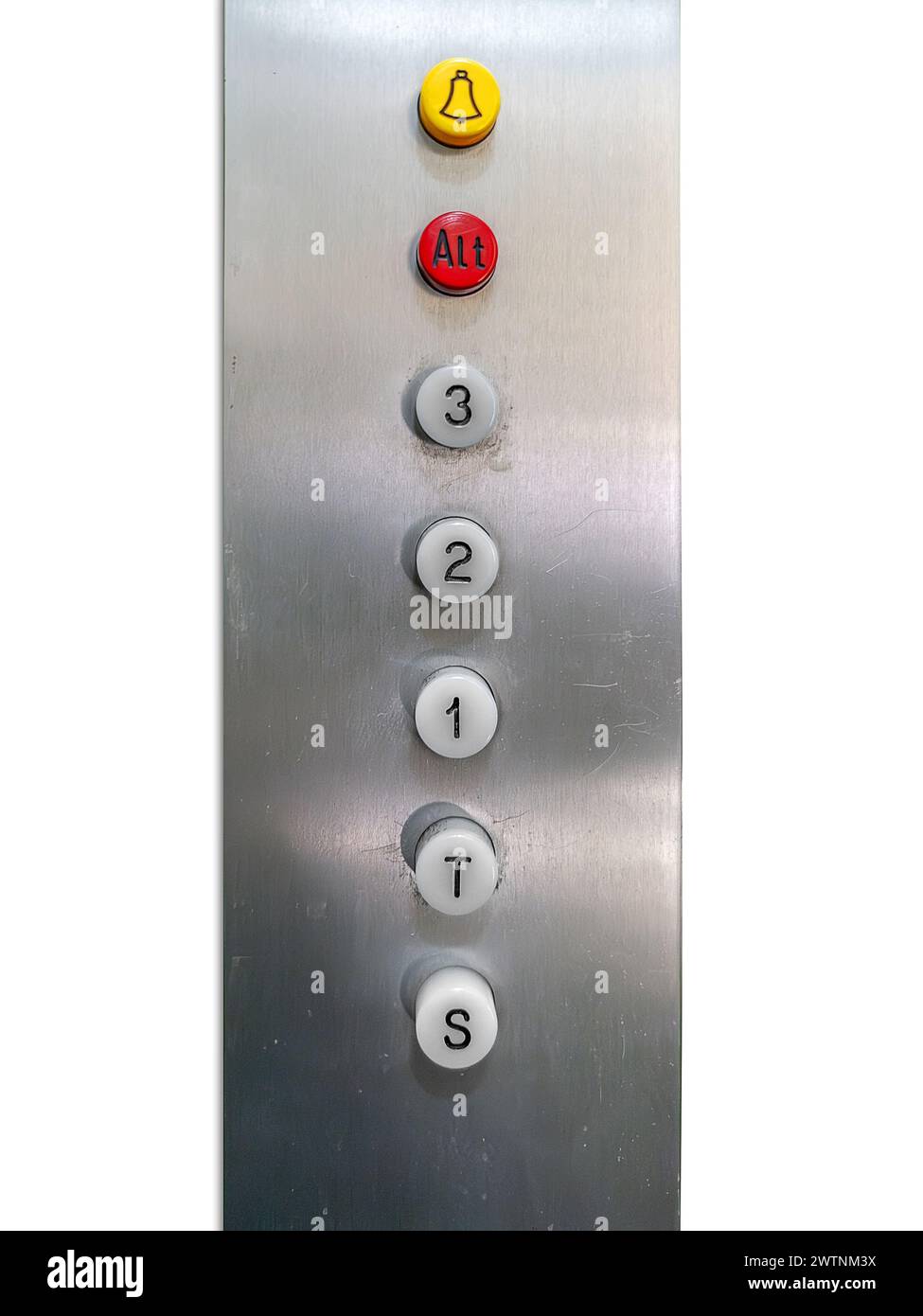 boutons d'ascenseur vintage des années 1970 avec touche alt rouge et touche d'alarme jaune sur tableau de bord en aluminium isolé sur blanc avec chemin de clipping inclus Banque D'Images