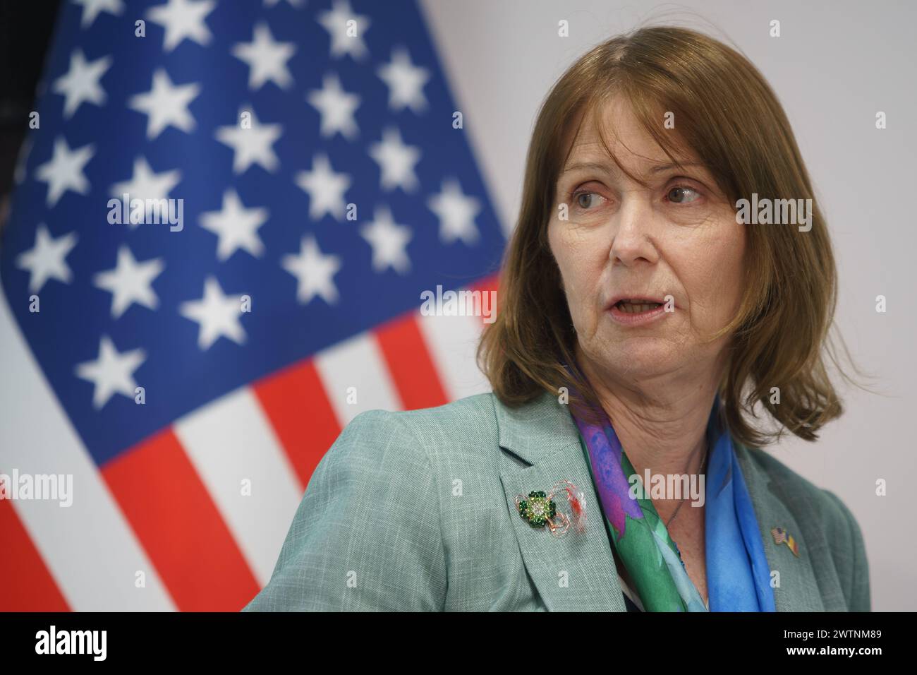 Doicesti, Roumanie. 18 mars 2024 : Kathleen Kavalec, ambassadrice des Etats-Unis en Roumanie, parle lors de l'événement "énergie pour la prochaine génération", organisé par le ministère de l'énergie en partenariat avec la National Nuclear Electric Company et RoPower Nuclear, à l'ancienne centrale au charbon de Doicesti, dans le comté de Dambovita, où la première centrale nucléaire avec petit réacteur modulaire NuScale (SMR) est en construction. Crédit : Lucian Alecu/Alamy Live News Banque D'Images