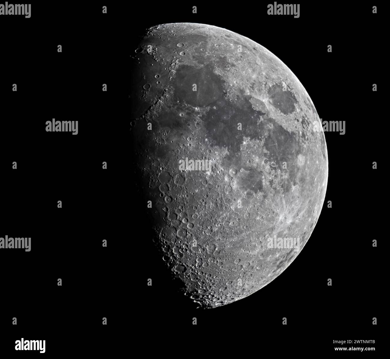 Londres, Royaume-Uni. 18 mars 2024. Météo britannique – Une lune gibbbeuse à 66% cirée au-dessus du nord-ouest de Londres. Si le temps le permet, la pleine lune de ce mois-ci, connue sous le nom de lune vers le monde, sera vue les 24 et 25 mars. (200 images empilées) crédit : Stephen Chung / Alamy Live News Banque D'Images