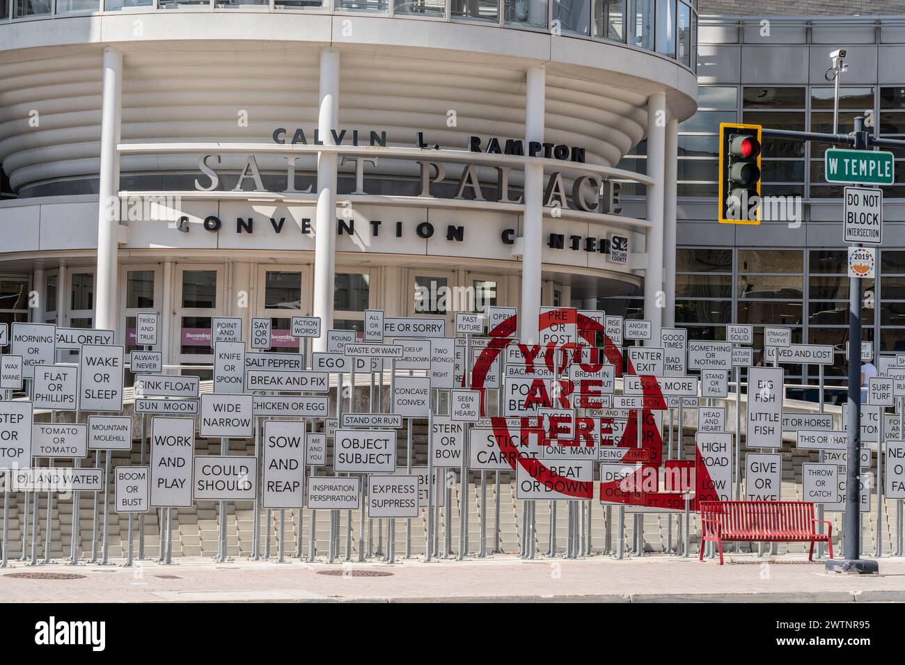 Salt Lake City, Utah – 12 septembre 2023 : panneaux devant le Salt Palace Convention Center dans le centre-ville de Salt Lake City, Utah Banque D'Images