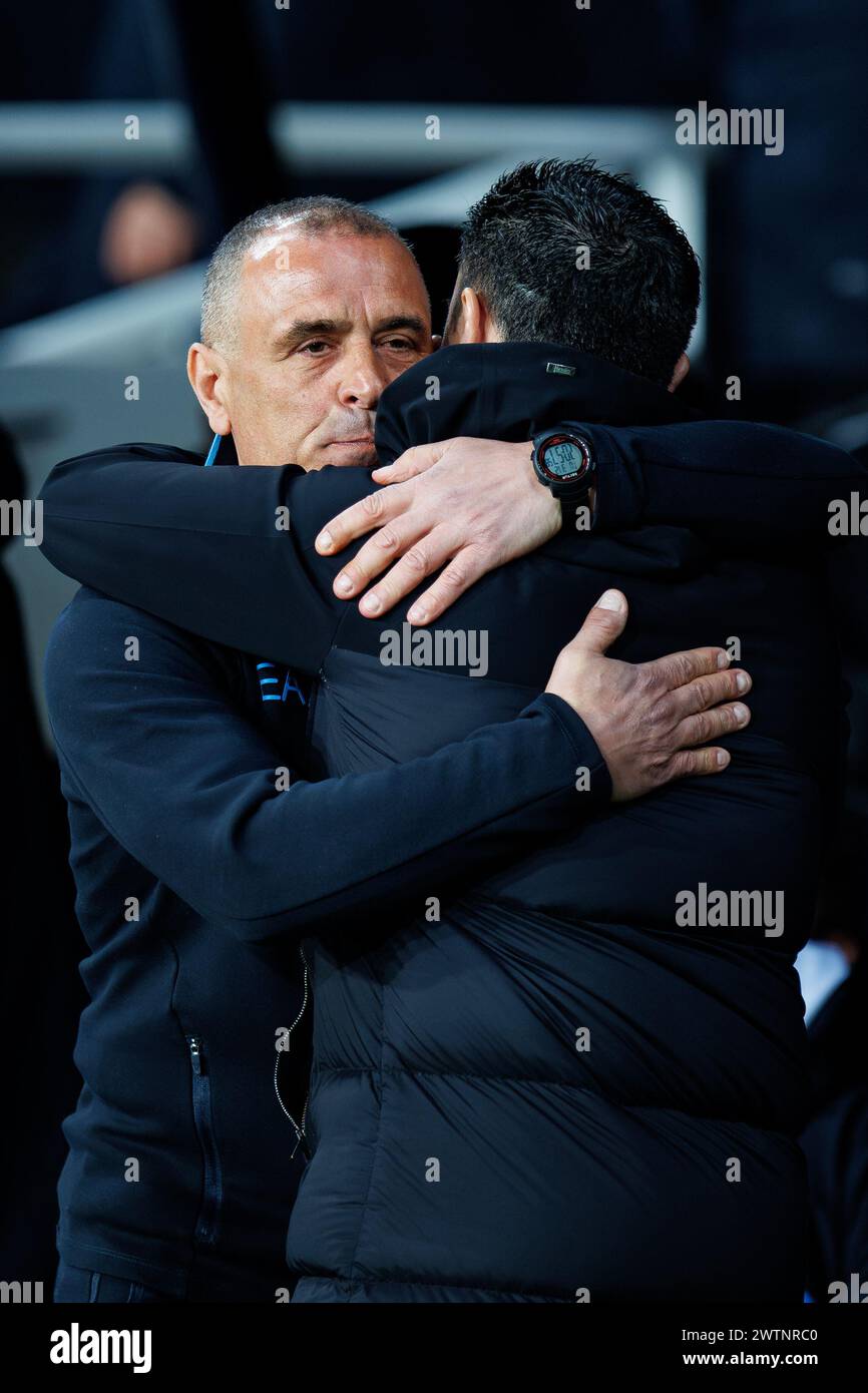 Barcelone, Espagne. 12 mars 2024. Calzona (G) et Xavi (d) saluent avant le match de l'UEFA Champions League entre le FC Barcelone et la SSC Napoli au Banque D'Images