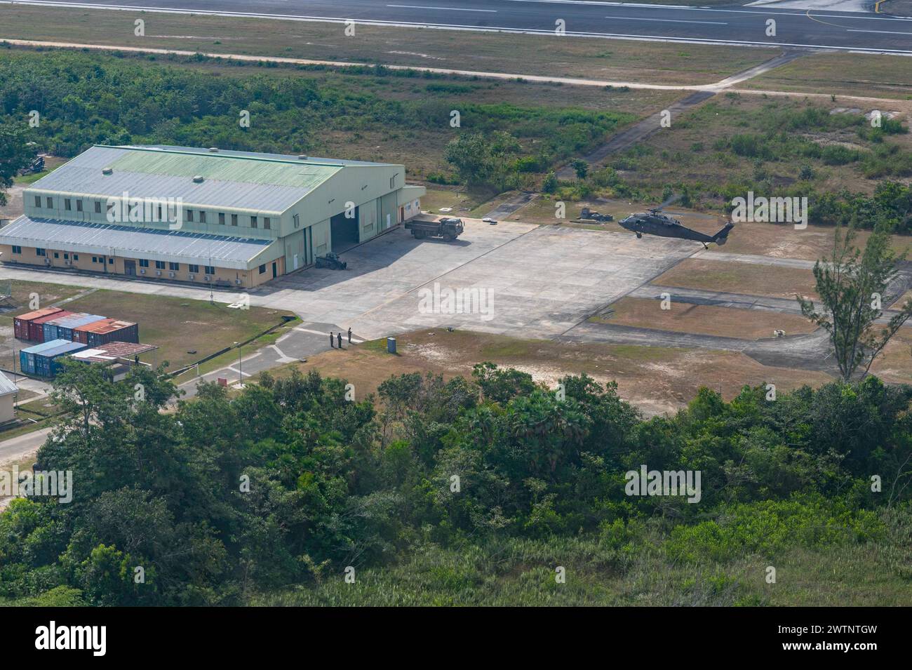 L'armée américaine, l'armée de l'air, le personnel des Marines, l'ambassade des États-Unis et les membres de la Force de défense du Belize volent à bord d'un UH-60 Blackhawk affecté à la Compagnie Alpha, 1er bataillon, 228e régiment d'aviation, pendant AGILE BEAR au Belize, le 18 mars 2024. JTF-Bravo a participé à AGILE BEAR pour aider à déplacer du matériel et du personnel à travers le pays, et valider la réponse nationale lors d’une crise d’aide humanitaire aux côtés de l’Organisation nationale de gestion des urgences. (Photo de l'US Air Force par Tech. Sgt. Nick Z. Erwin) Banque D'Images