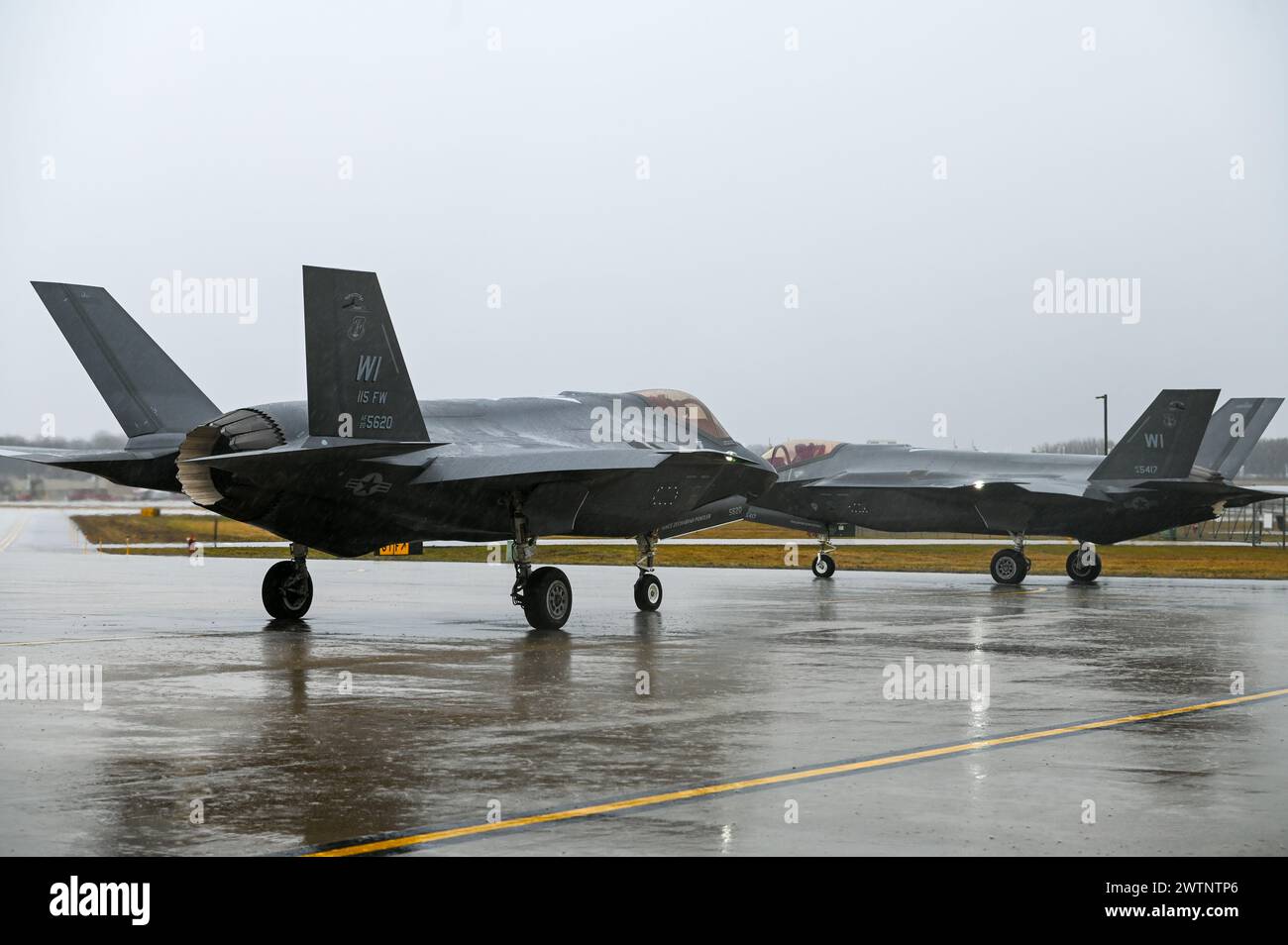 Les F-35A Lightning II appartenant à la 115e escadre de chasse de la Wisconsin Air National Guard se préparent à rouler sous la pluie le 14 mars 2024 à Truax Field à Madison, Wisconsin. L'escadre est passé au F-35 en avril 2023, ce qui en fait le 9e avion principal affecté à l'unité depuis sa création en octobre 1948. (Photo de la Garde nationale aérienne des États-Unis par le Sgt Mary Greenwood) Banque D'Images