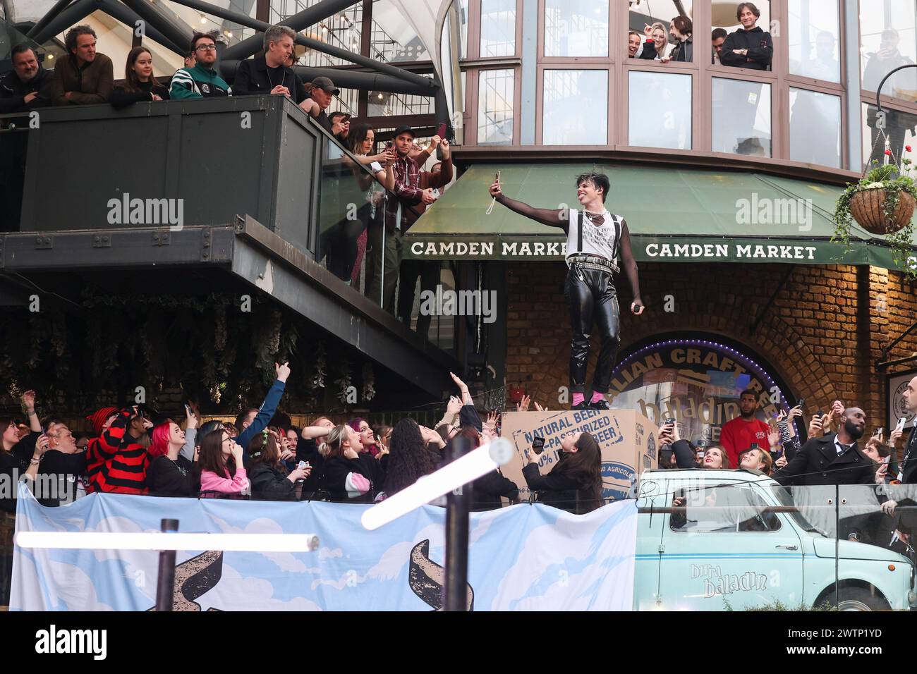 Londres, Royaume-Uni. 18 mars 2024. Yungblud se produit au Camden Market de Londres pour annoncer le lancement de son nouveau festival de musique Bludfest. (Photo de Cat Morley/SOPA images/SIPA USA) crédit : SIPA US/Alamy Live News Banque D'Images