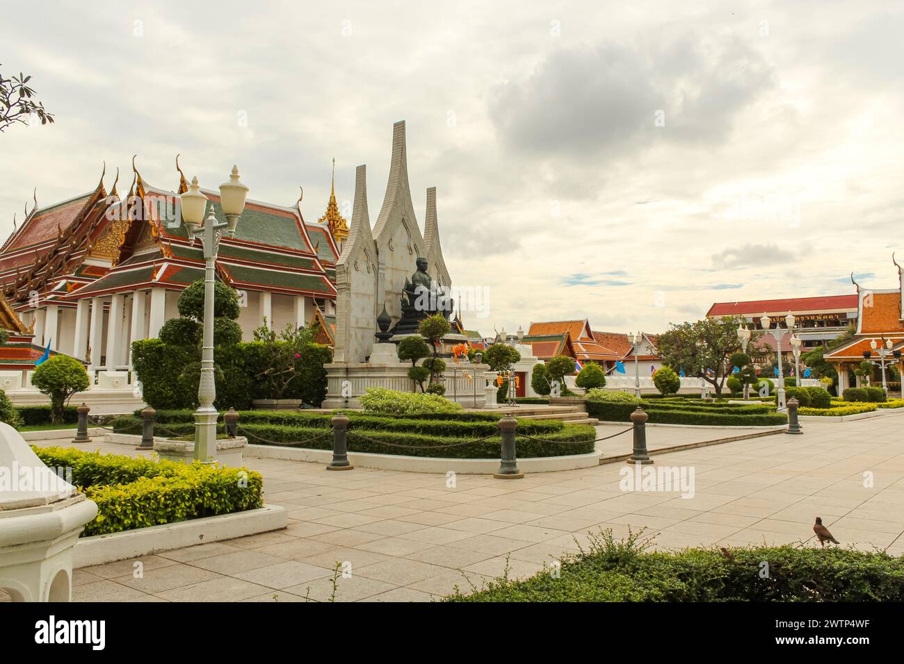 Wat Ratchanatdaram Woravihara, temple Loha Prasat à Bangkok. C'était un après-midi chaud et humide de saison humide. Banque D'Images