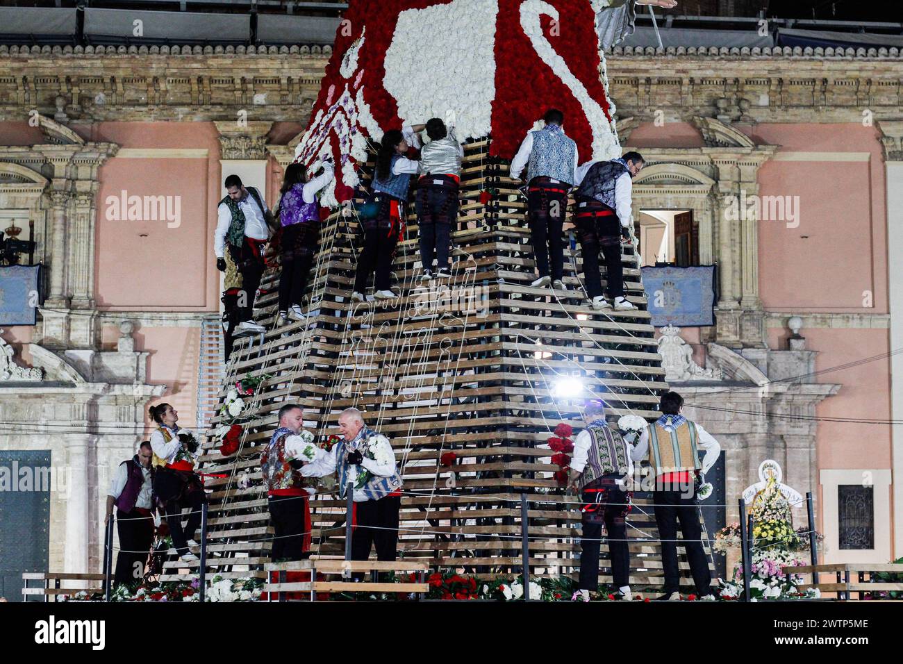 Valencia, Espagne. 17 mars 2024. Falleros place offrandes à la vierge, pendant le festival Fallas de Valence. Chaque année, les falleros complètent un manteau floral pour la Virgen de los Desamparados lors de l'offrande des Fallas. Environ 1 million de touristes sont venus à Valence pour profiter des festivals Fallas, dans la ville. (Photo de Cristobal Basaure Araya/SOPA images/SIPA USA) crédit : SIPA US/Alamy Live News Banque D'Images