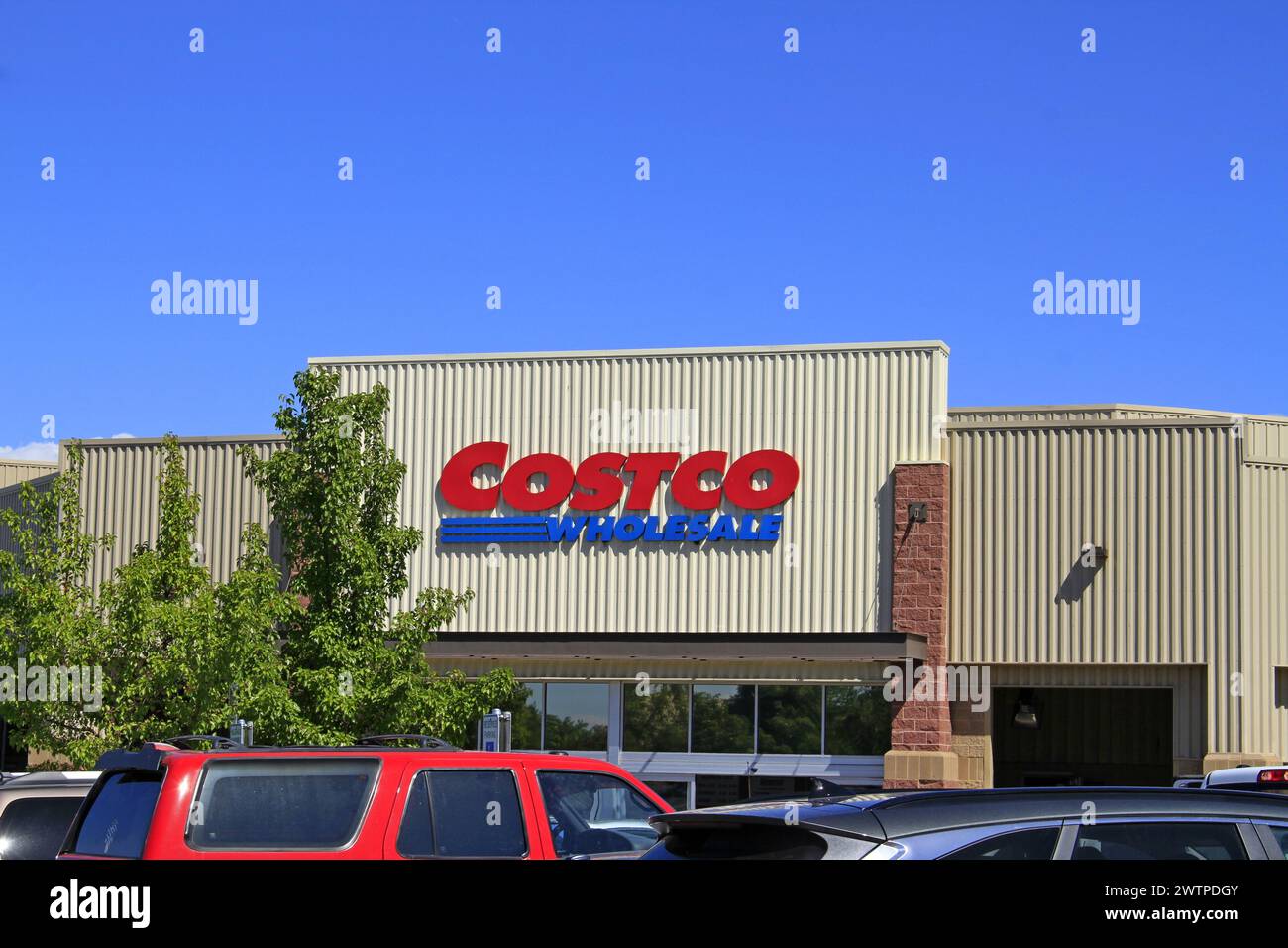 Façade du magasin COSTCO avec arbres et ciel bleu Banque D'Images