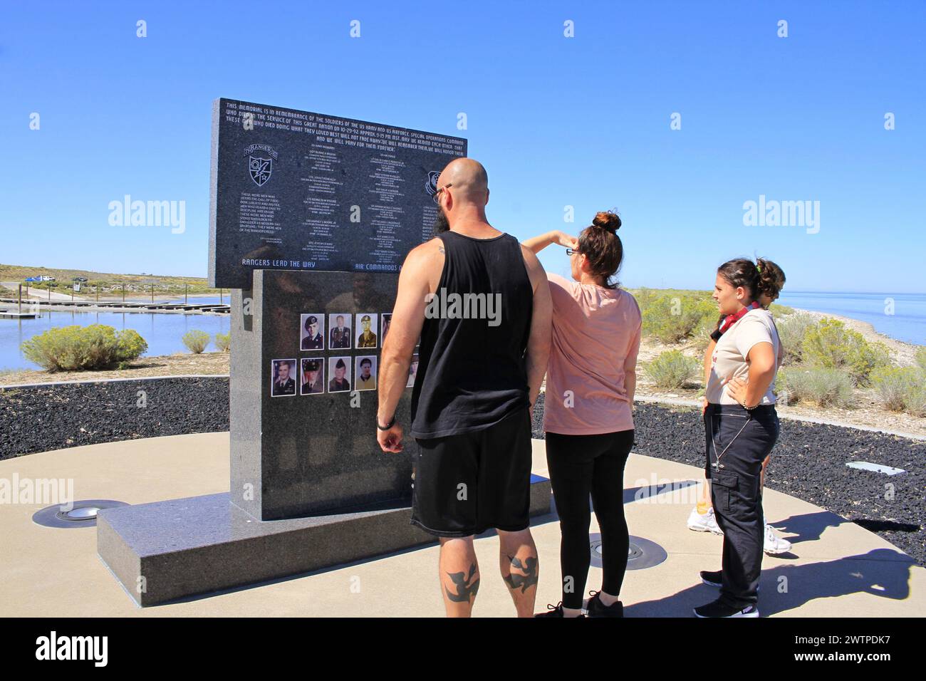 Touriste à Antelope Island à l'ouest de Clearfield Utah à un monument commémoratif des soldats Banque D'Images