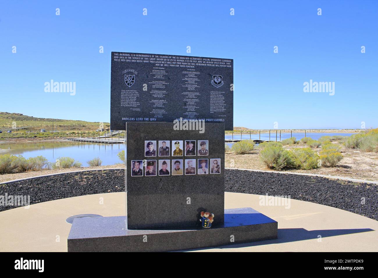 Ciel bleu à Antelope Island à l'ouest de Clearfield Utah dans un monument commémoratif des soldats Banque D'Images