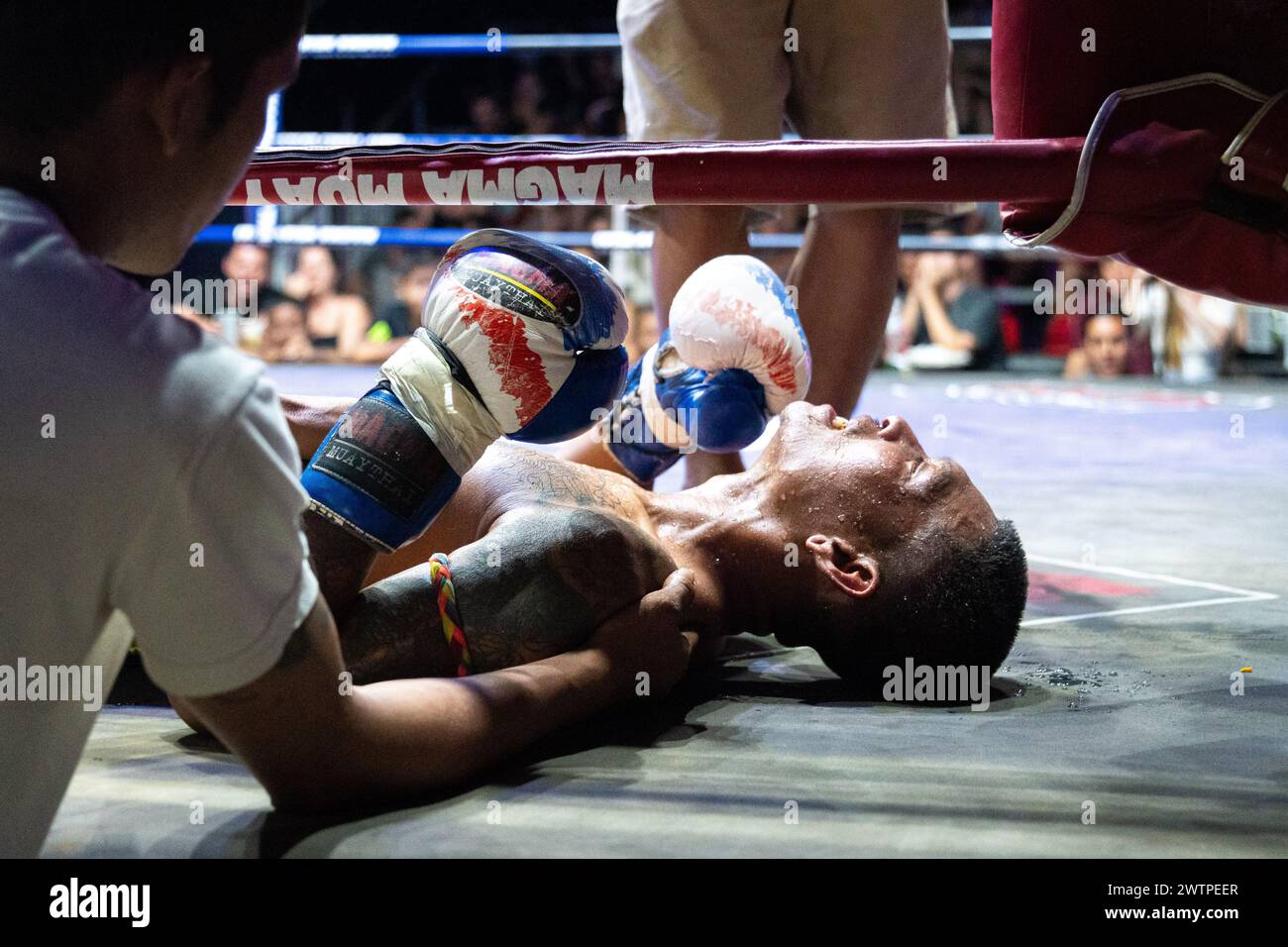 Le boxeur thaïlandais Petch si Nel a été assommé et s'est évanoui, lors des combats de Muay Thai, sur l'île de Koh Chang, en Thaïlande. Banque D'Images