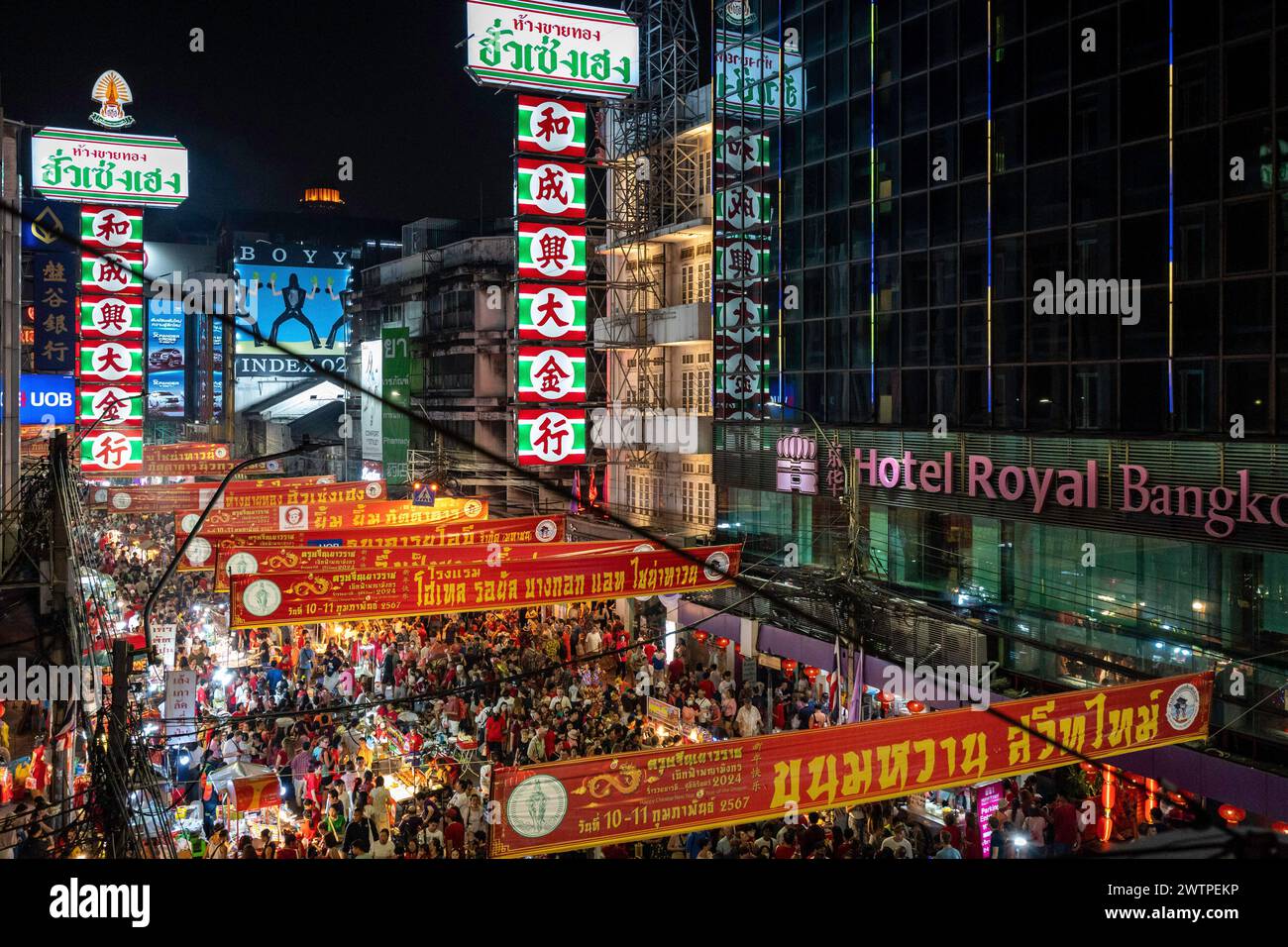 Vue de la rue bondée de Yaowarat Road avec des gens célébrant le Festival du nouvel an chinois 2024 à Chinatown, Bangkok, Thaïlande. Banque D'Images