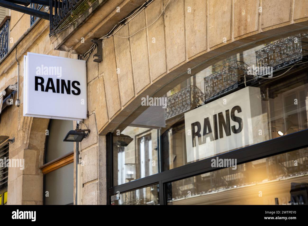 Bordeaux , France - 03 12 2024 : marque de logo RAINS et signe de texte sur façade murale magasin de mode Banque D'Images