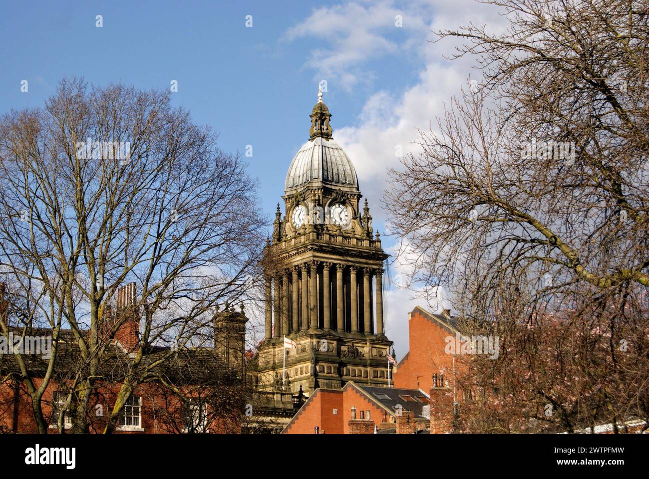 L'hôtel de ville de Leeds est un bâtiment municipal du XIXe siècle situé sur le Headrow (anciennement Park Lane), à Leeds, dans le West Yorkshire, en Angleterre. Il est prévu d'inclure un tribunal Banque D'Images