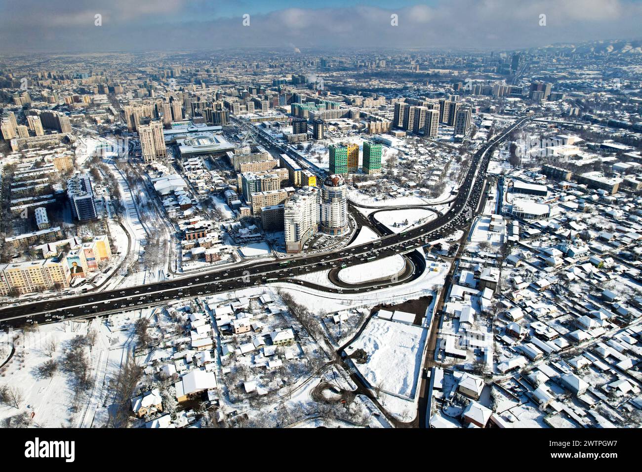 Vue aérienne drone panorama de l'avenue Alfarabi avec le trafic automobile et de grands bâtiments gratte-ciel en hiver dans la ville d'Almaty, Kazakhstan Banque D'Images