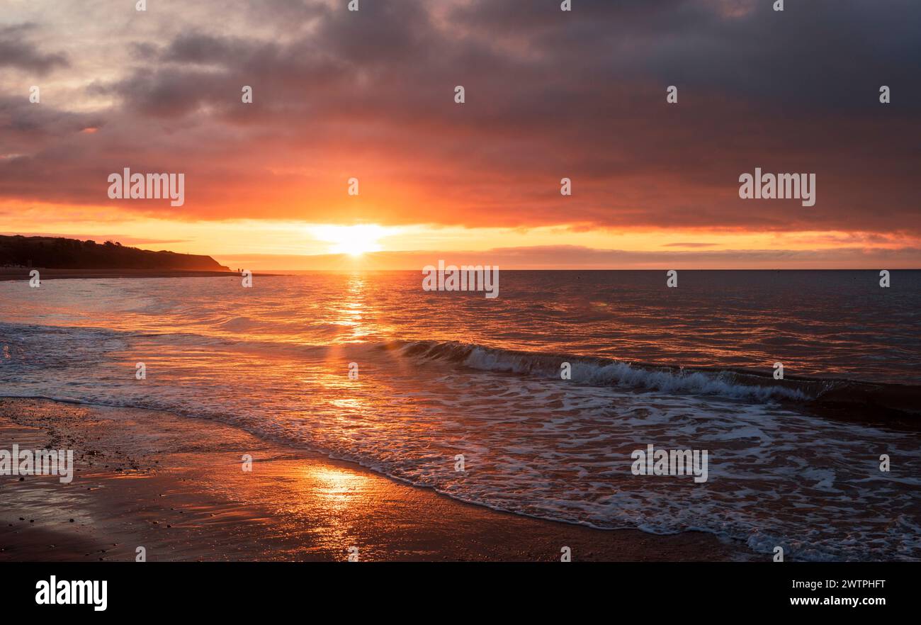 Lever du soleil depuis la plage d'Exmouth au sud du Devon à l'ouest de l'Angleterre au Royaume-Uni Banque D'Images