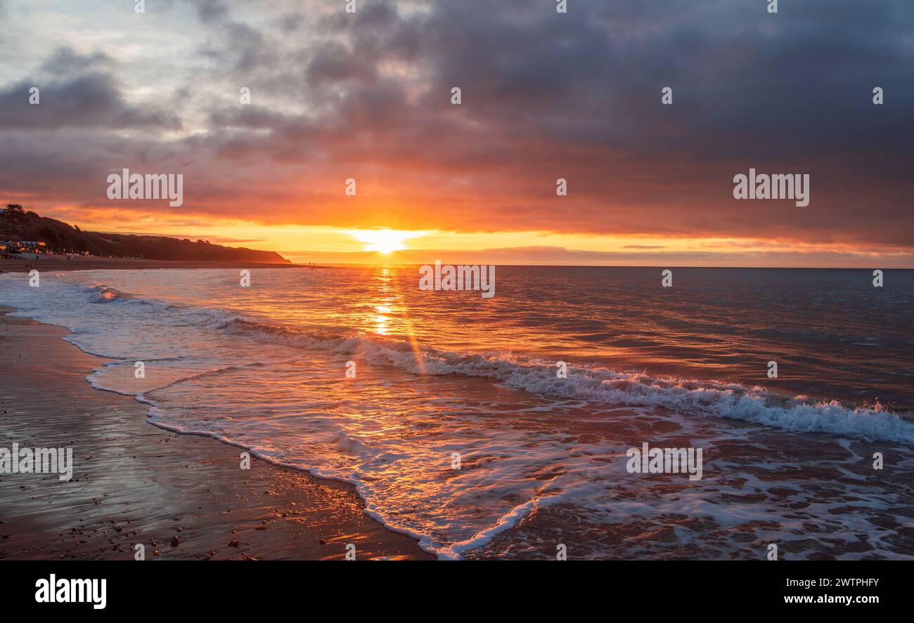 Lever du soleil depuis la plage d'Exmouth au sud du Devon à l'ouest de l'Angleterre au Royaume-Uni Banque D'Images