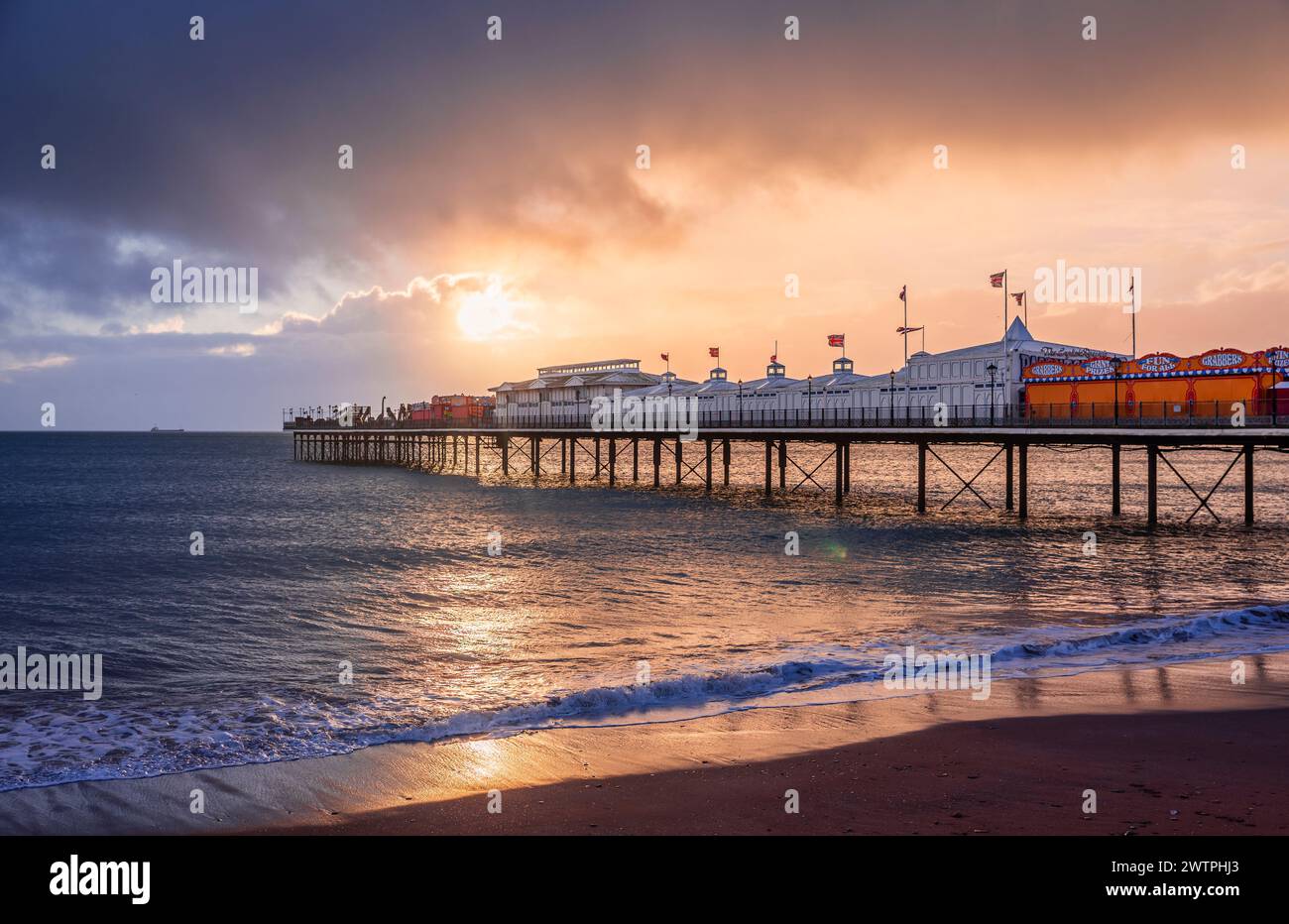 Des nuages de tempête spectaculaires survolent Paignton Pier sur la côte du Devon, dans l'ouest de l'Angleterre Banque D'Images
