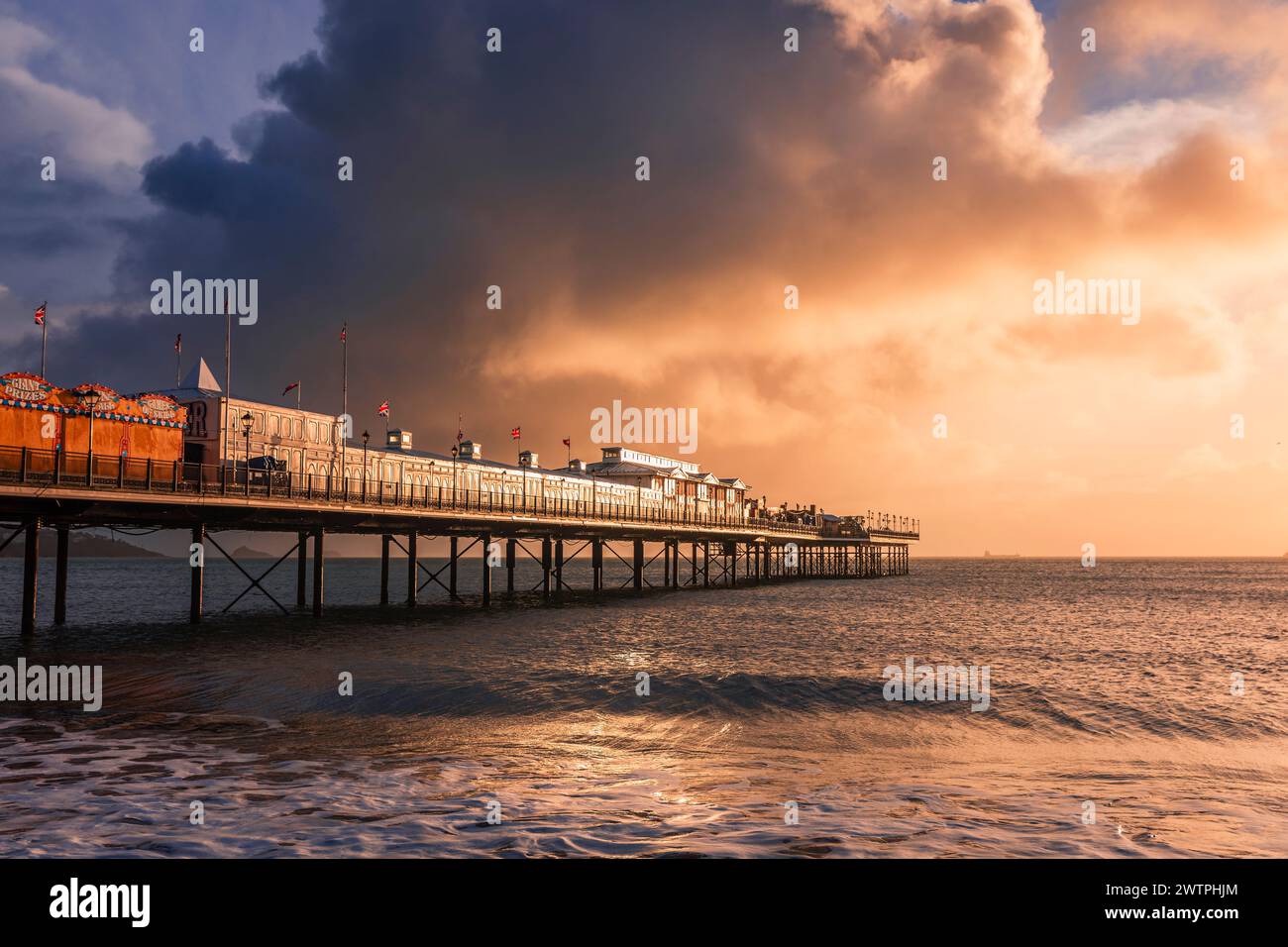 Des nuages de tempête spectaculaires survolent Paignton Pier sur la côte du Devon, dans l'ouest de l'Angleterre Banque D'Images