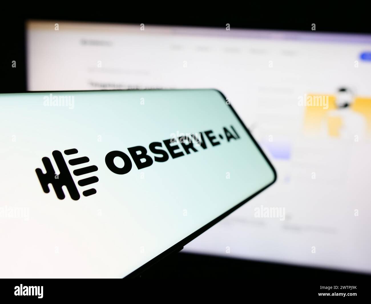 Téléphone portable avec logo de la société de centre de contact d'intelligence artificielle observe.ai devant le site Web d'entreprise. Focus à gauche de l'écran du téléphone. Banque D'Images