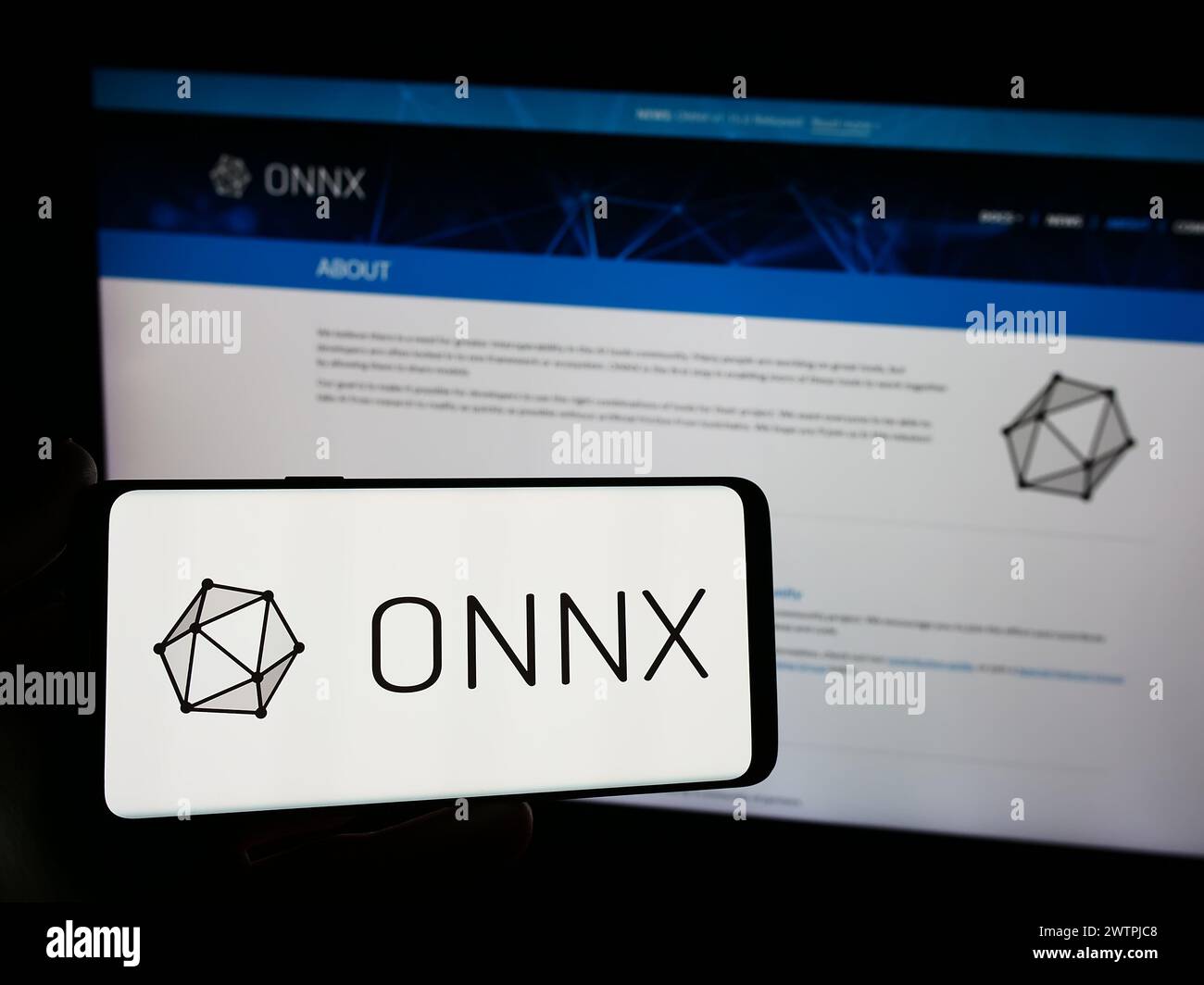 Personne tenant un smartphone avec le logo de l'écosystème ai Open Neural Network Exchange (ONNX) devant le site Web. Concentrez-vous sur l'affichage du téléphone. Banque D'Images