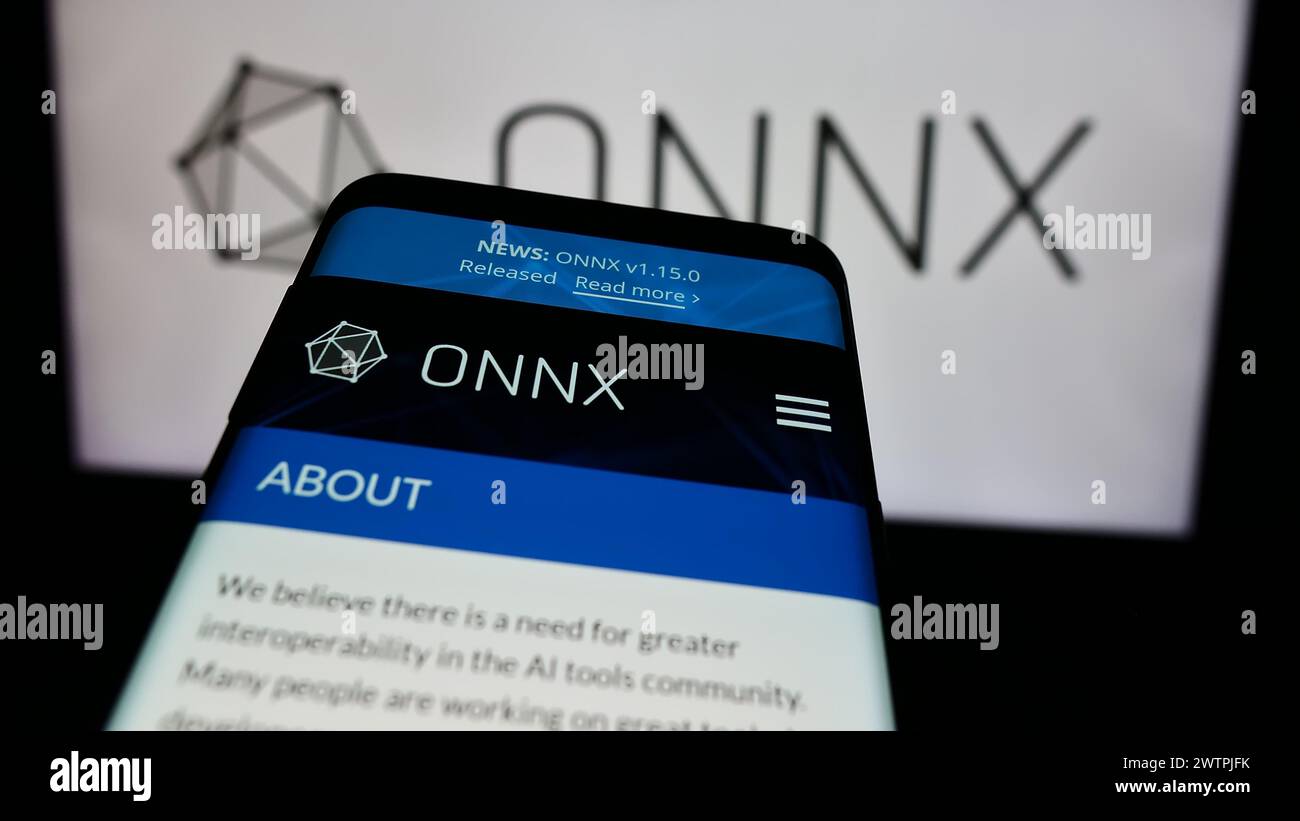 Smartphone avec le site Web de l'écosystème ai Open Neural Network Exchange (ONNX) devant le logo. Concentrez-vous sur le coin supérieur gauche de l'écran du téléphone. Banque D'Images