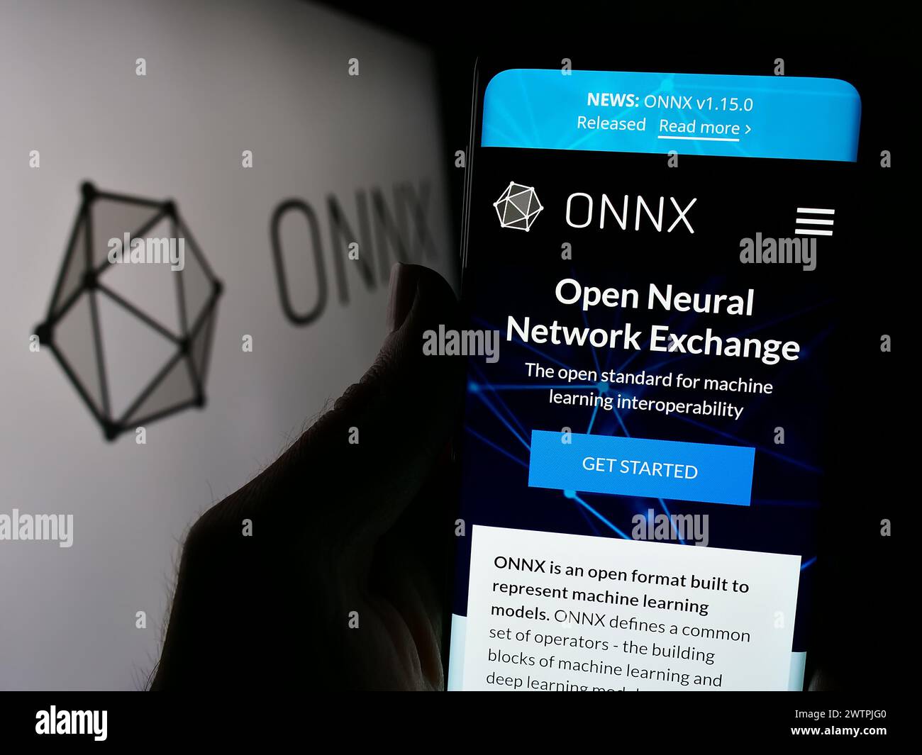 Personne tenant un téléphone portable avec la page Web de l'écosystème ai Open Neural Network Exchange (ONNX) devant le logo. Concentrez-vous sur le centre de l'écran du téléphone. Banque D'Images