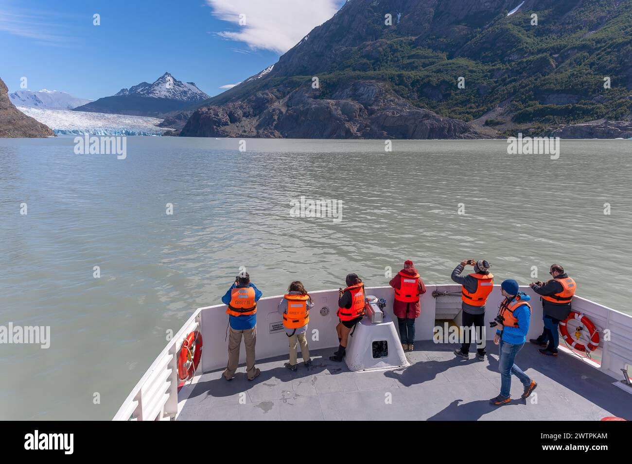 Excursion en bateau, gilets de sauvetage, Lago Grey, Parc National Torres del Paine, Parque Nacional Torres del Paine, Cordillera del Paine, Tours du ciel bleu, Re Banque D'Images