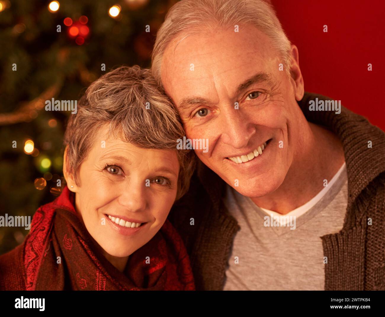 Noël, sourire et portrait de couple senior, décorations et célébration avec amour et bonheur. Grands-parents, retraite ou visage sur Christian Banque D'Images