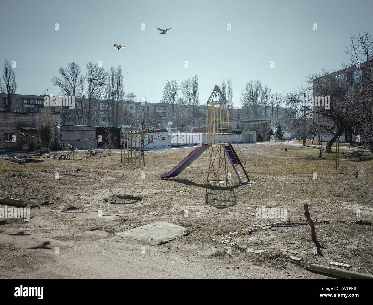 Aire de jeux dans un quartier résidentiel près du front, Kupyansk, oblast de Kharkiv, Ukraine, Europe Banque D'Images