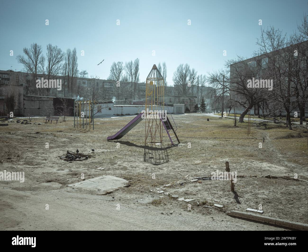 Aire de jeux dans un quartier résidentiel près du front, Kupyansk, oblast de Kharkiv, Ukraine, Europe Banque D'Images