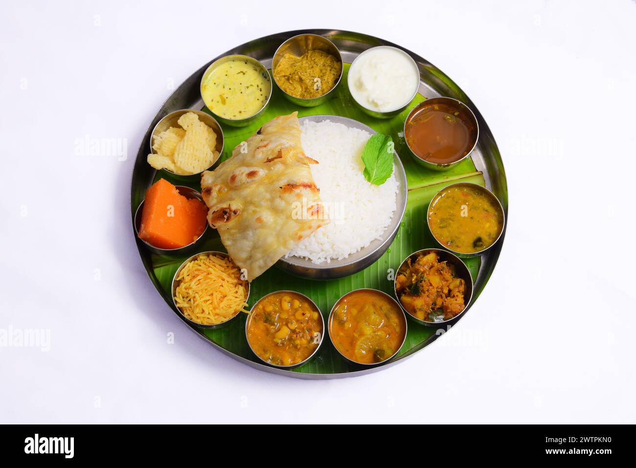Les repas sud-indiens se composent d'un plateau composé d'une préparation de légumes secs, d'une préparation de légumes de sauce, dal, rasam, chapati, riz, pappadum, et de caillé. Banque D'Images