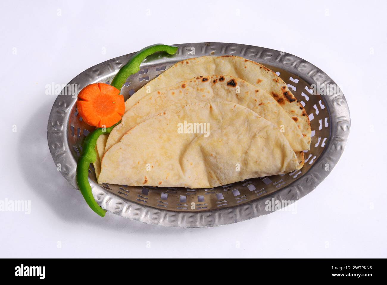 Phulka Roti est un pain plat indien de blé entier doux et fondu en bouche. Une vue rapprochée est isolée sur un fond blanc. Banque D'Images