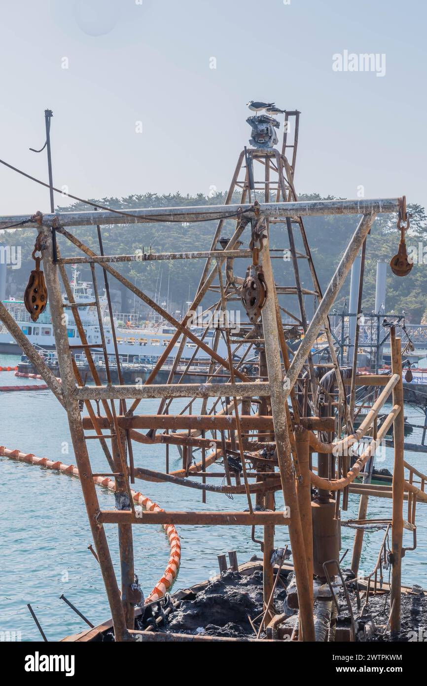 Grue rouillée et engin de levage partie des débris de naufrage sur fond d'océan avec barrière, à Sinjin-do, Corée du Sud, Asie Banque D'Images