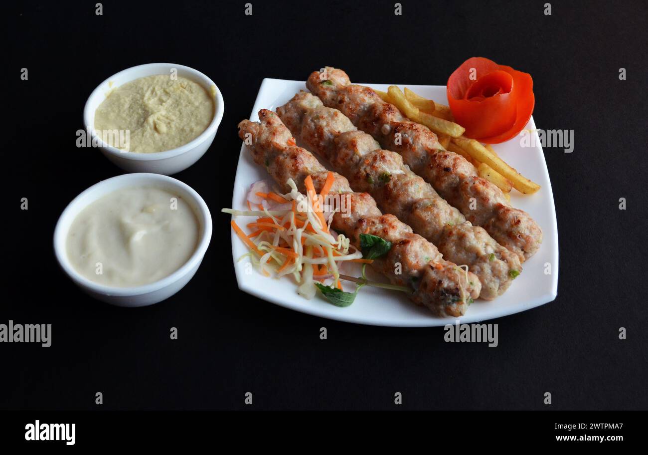 Les kebabs shish de poulet sont du poulet mariné avec des épices, des cornichons pointus et des agrumes, compensés par un soupçon de fumée avec de la mayonnaise et des frites. Banque D'Images