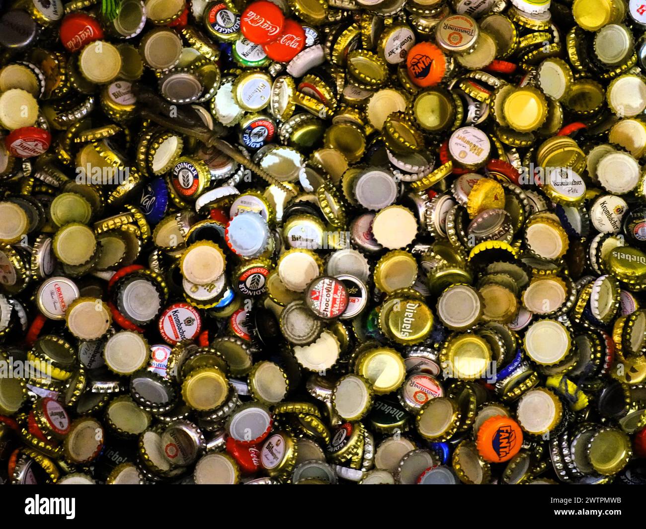 Une collection de bouchons de bouteilles vides. Banque D'Images