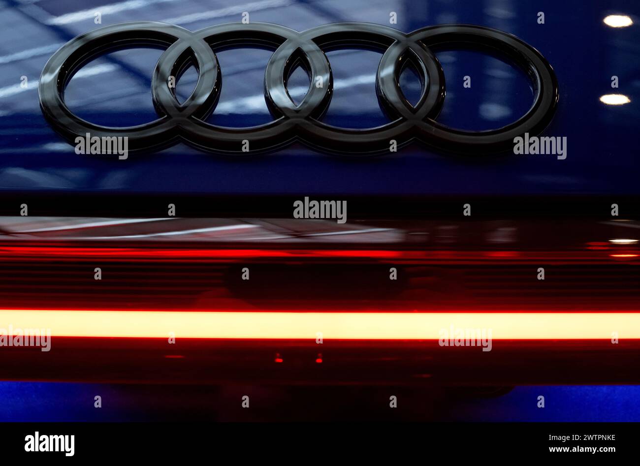 Ingolstadt, Allemagne. 19 mars 2024. Le logo Audi peut être vu sur une voiture au siège de la société avant le début de la conférence de presse annuelle. Audi présente les chiffres de l’exercice 2023. Crédit : Sven Hoppe/dpa/Alamy Live News Banque D'Images
