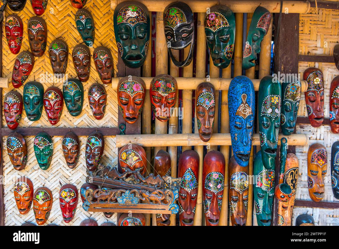 Masques traditionnels en bois sur un marché, colorés, artisanat, artisanat, tradition, visage, voyage, vacances, tourisme, masque, culture, sculpture, tête Banque D'Images