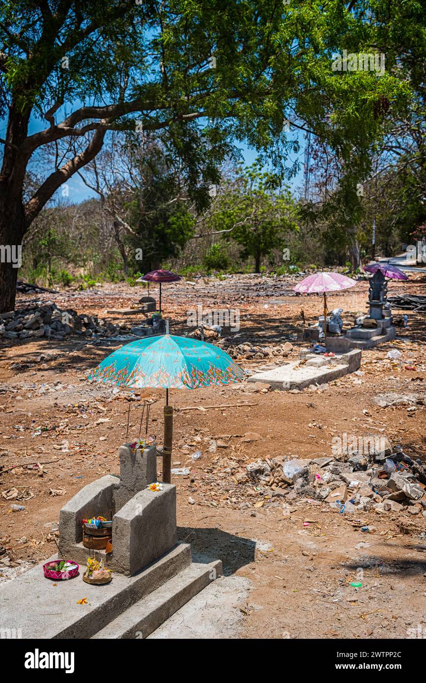 Tombe dans un cimetière avec parapluie et offrandes, hindoue, hindoue, religion du monde, religion, mort, hindouisme, offrande, culture, sépulture, personnalisé, au repos Banque D'Images