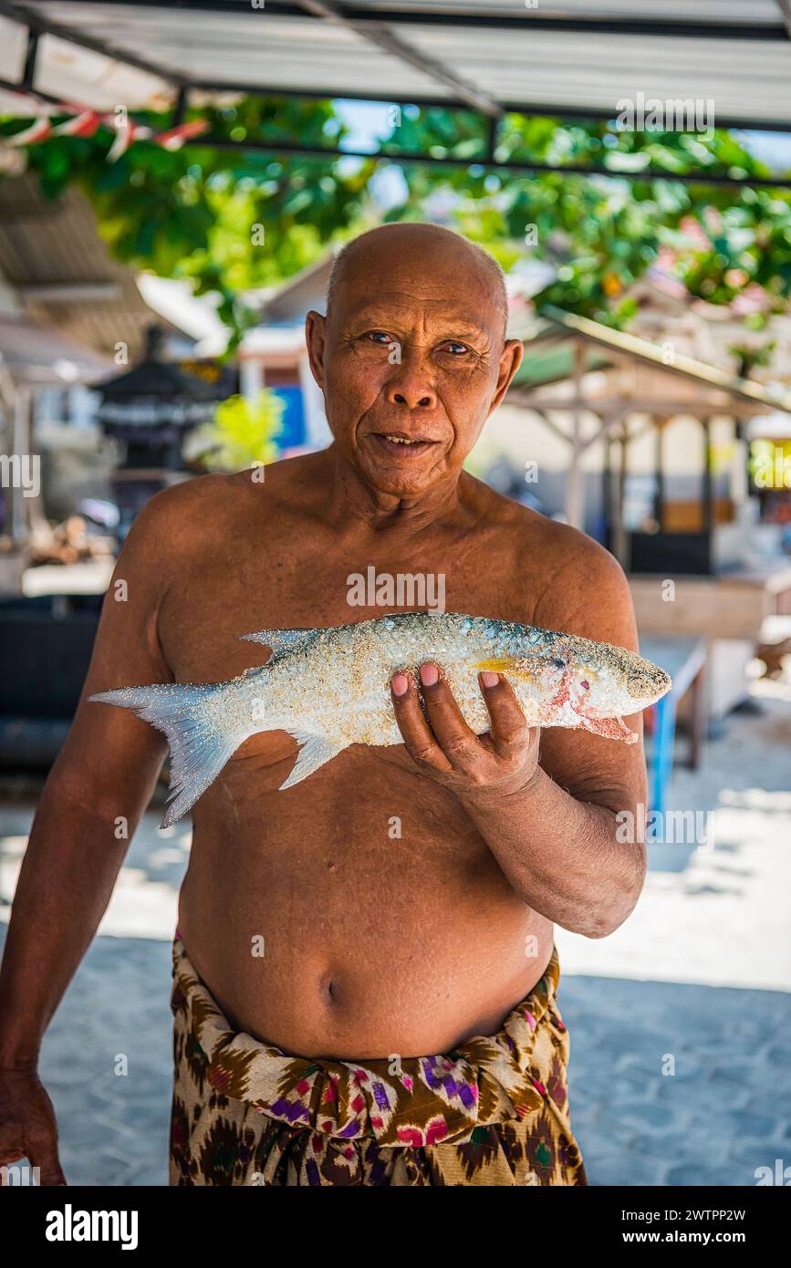 Poissonnier indonésien à un marché, poisson, homme, nourriture, nourriture, local, voyage, longue distance, portrait, humain, unique, haut du corps libre, présente Banque D'Images