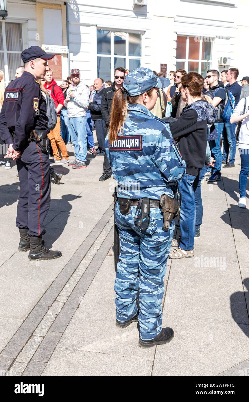 Samara, Russie - 5 mai 2018 : policière russe avec ceinture de fusil, menottes pistolet, shoker et holster dans la rue de la ville Banque D'Images