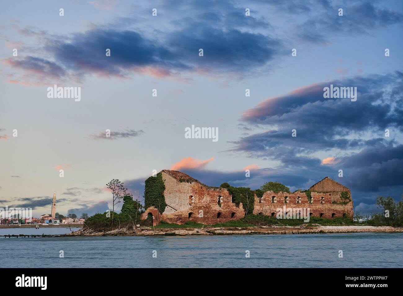 Bâtiment abandonné sur l'île de Madonna del Monte dans la lagune vénitienne avec un ciel dramatique, Italie, Europe Banque D'Images