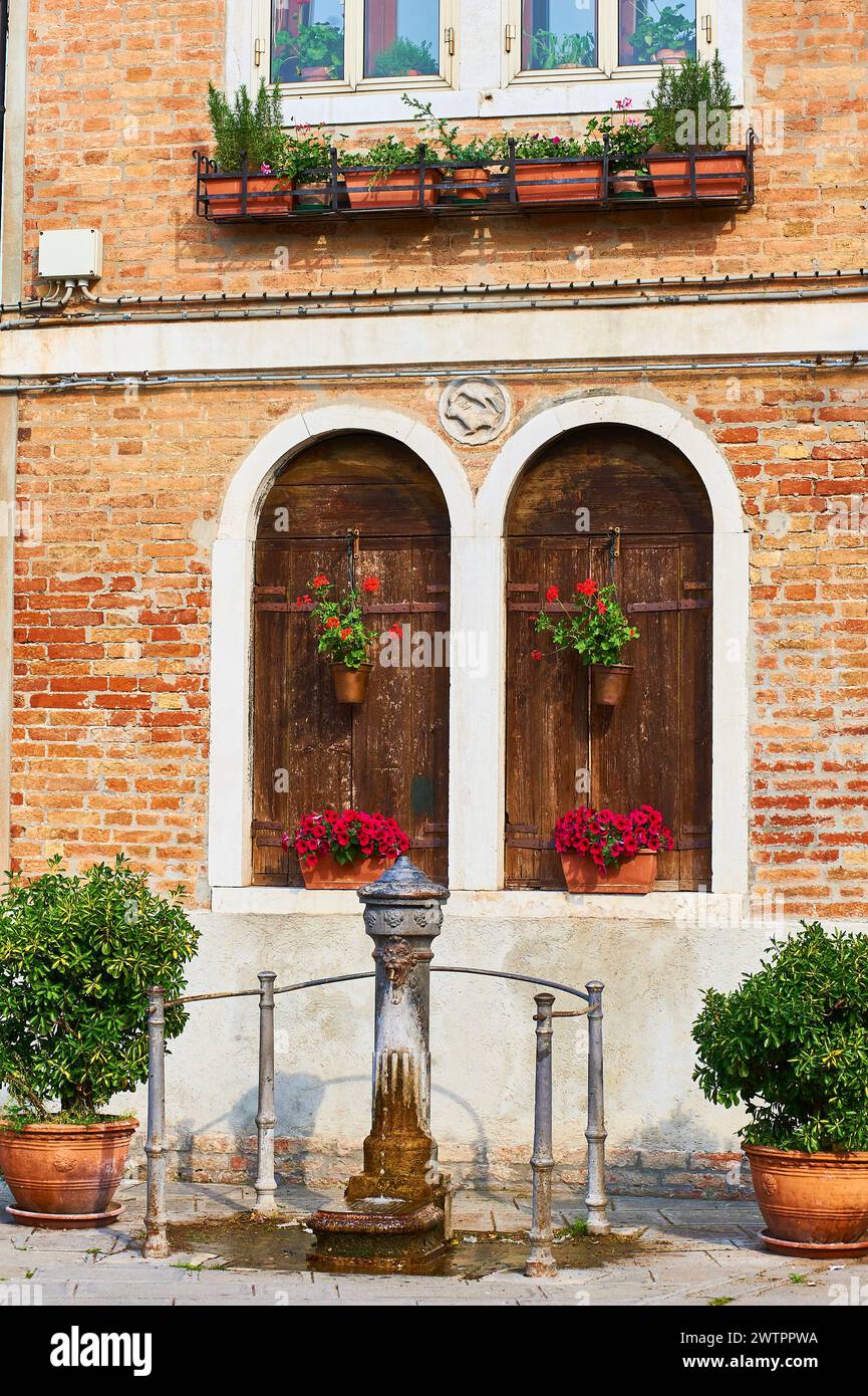 Détail de l'architecture et de la fontaine de fer à Murano, Venise, Vénétie, Italie. Banque D'Images