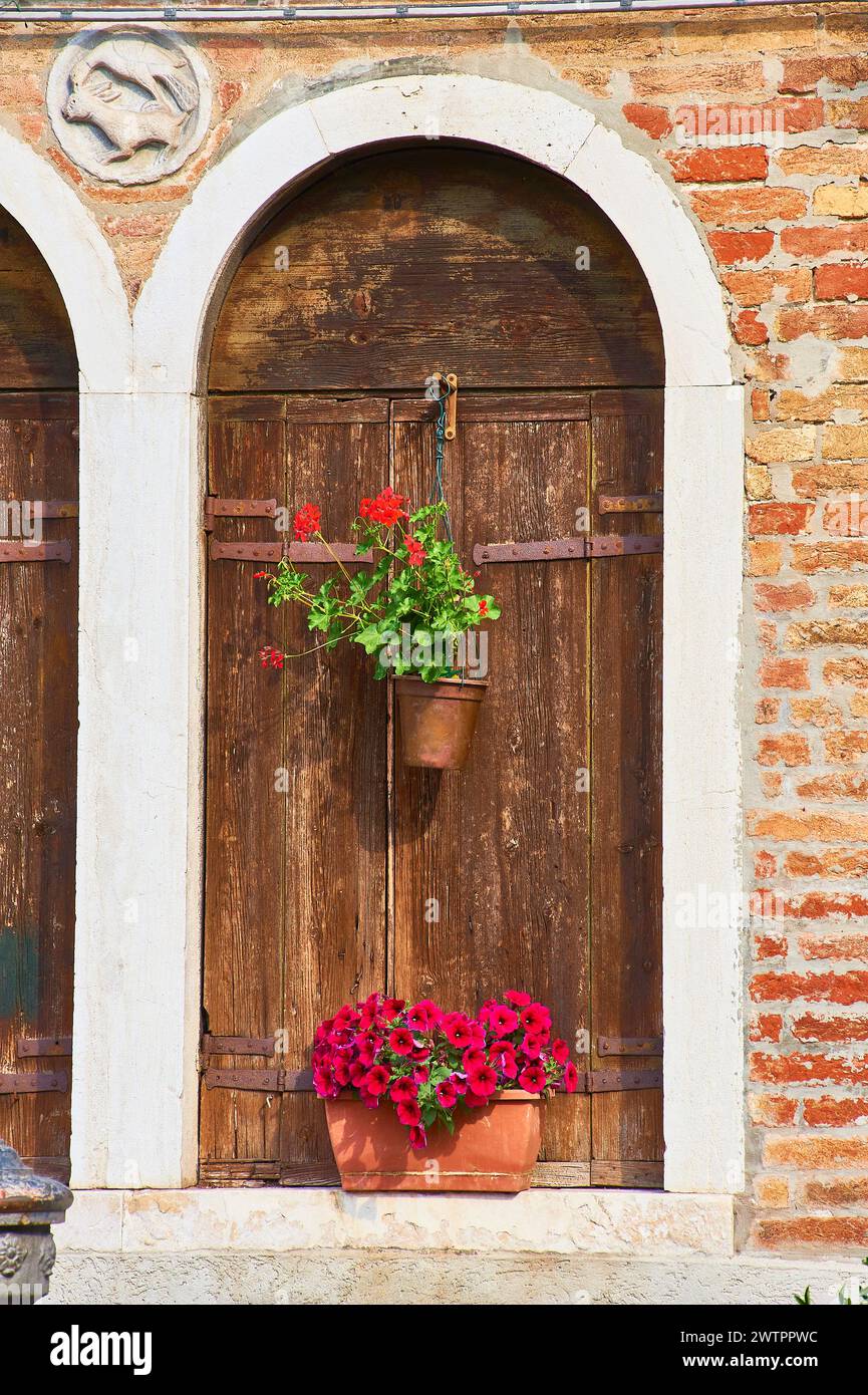 Détail de l'architecture et de la fontaine de fer à Murano, Venise, Vénétie, Italie. Banque D'Images