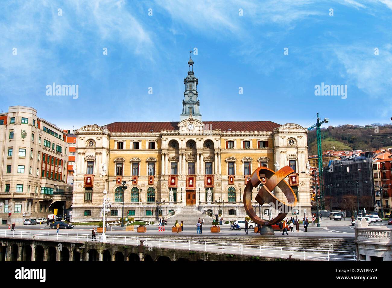 conseil municipal de Bilbao et sculpture 'variante Ovoide' de Jorge Oteiza, Bilbao, Biscaye, pays Basque, Euskadi, Euskal Herria, Espagne, Europe Banque D'Images