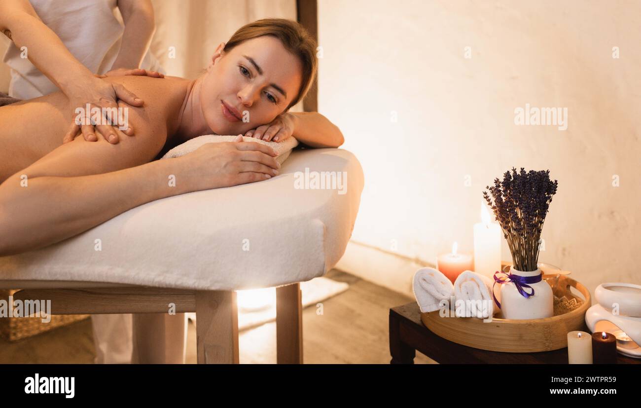 Massage pour femme. Jolie femme obtenant un massage relaxant sur le traitement spa Banque D'Images